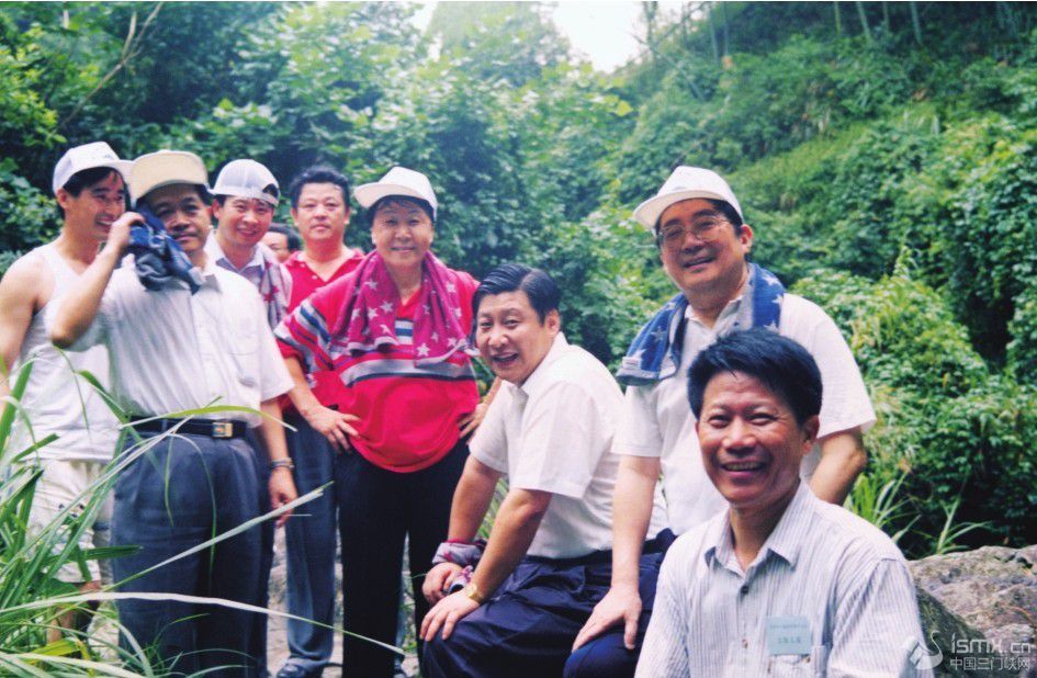 1999��6������(x��)��ƽ�ڸ���ɭ�ֹ��@���Ӽo(j��)��ë��ϯ���l(f��)չ�w���\(y��n)��������(qi��ng)�����w�|(zh��)���}�~47�����ɽ������������DƬ��Դ������(x��)��ƽ�ڸ������ԣ���